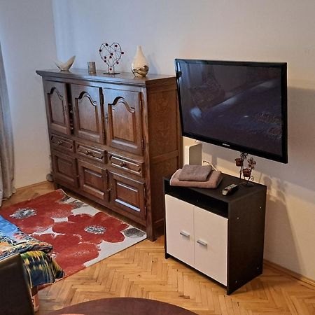 Lovely 1 Bedroom Apartment In City Centre, Sleeps 4 ! Turda Exteriör bild