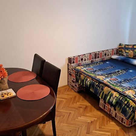 Lovely 1 Bedroom Apartment In City Centre, Sleeps 4 ! Turda Exteriör bild