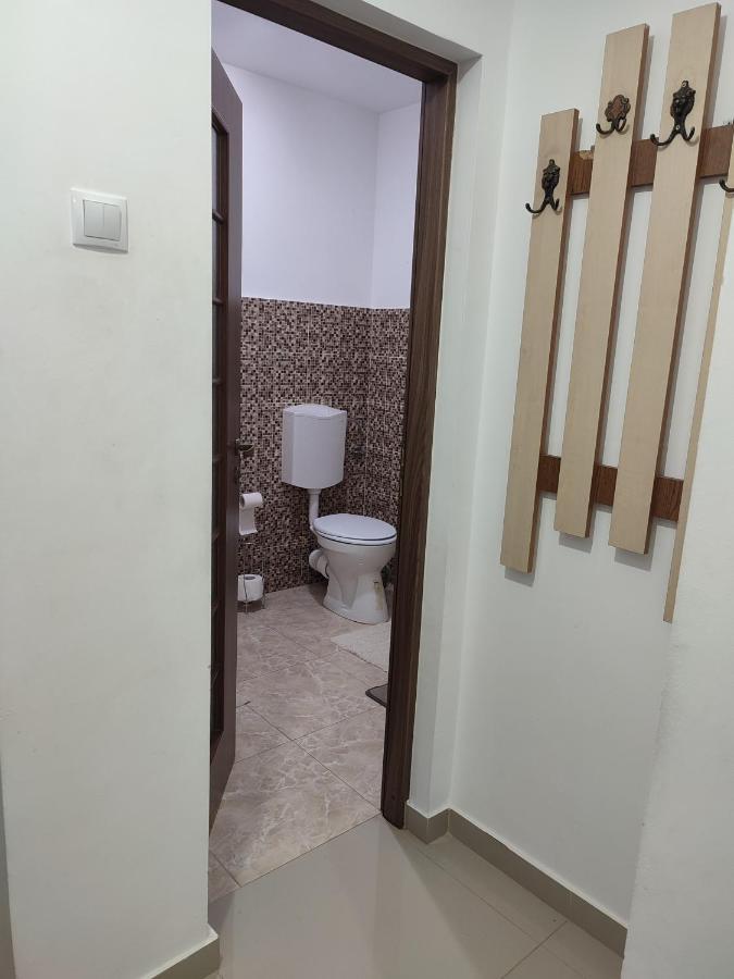 Lovely 1 Bedroom Apartment In City Centre, Sleeps 4 ! Turda Exteriör bild