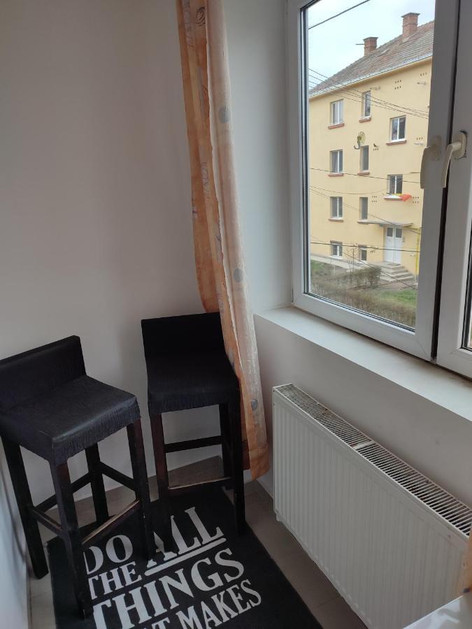 Lovely 1 Bedroom Apartment In City Centre, Sleeps 4 ! Turda Exteriör bild