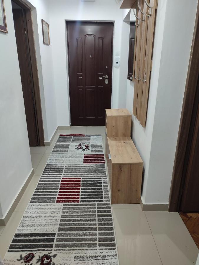 Lovely 1 Bedroom Apartment In City Centre, Sleeps 4 ! Turda Exteriör bild