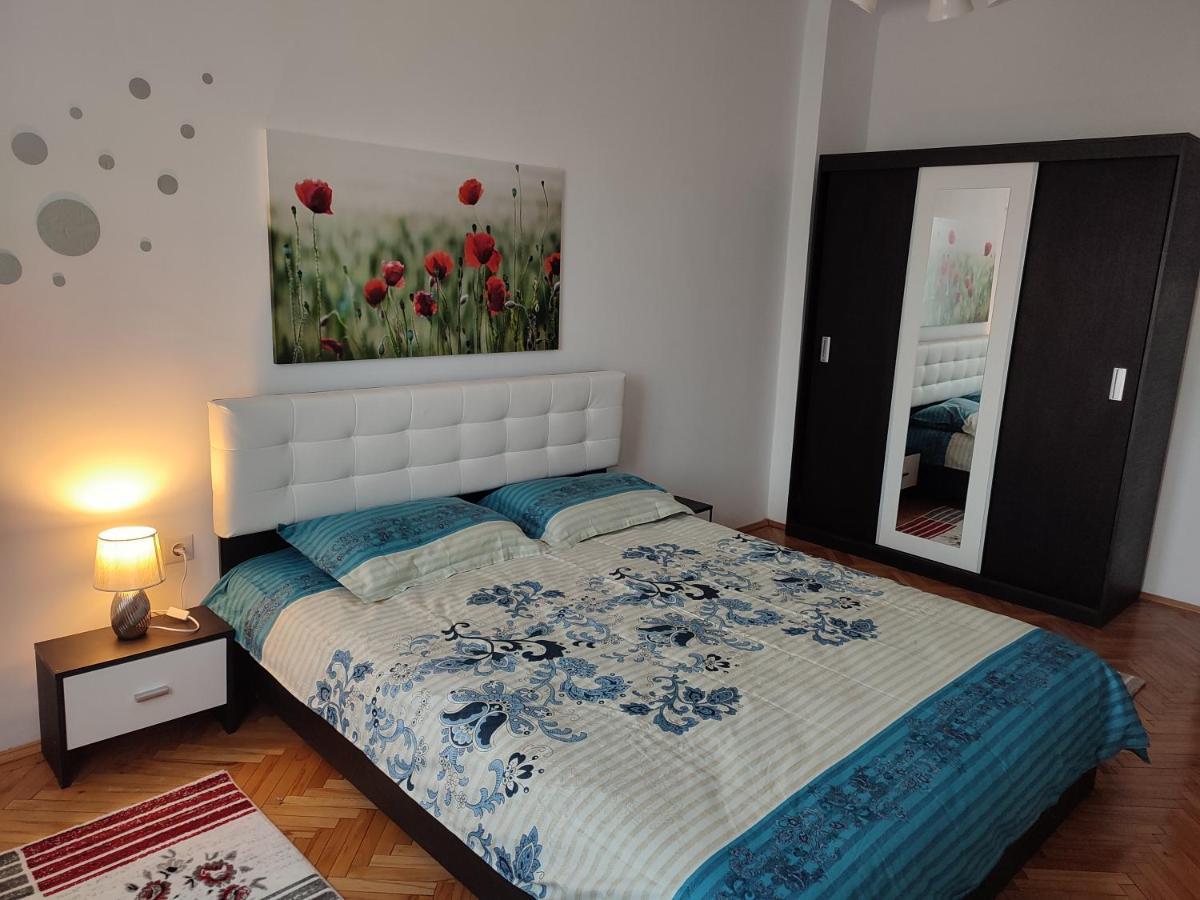 Lovely 1 Bedroom Apartment In City Centre, Sleeps 4 ! Turda Exteriör bild
