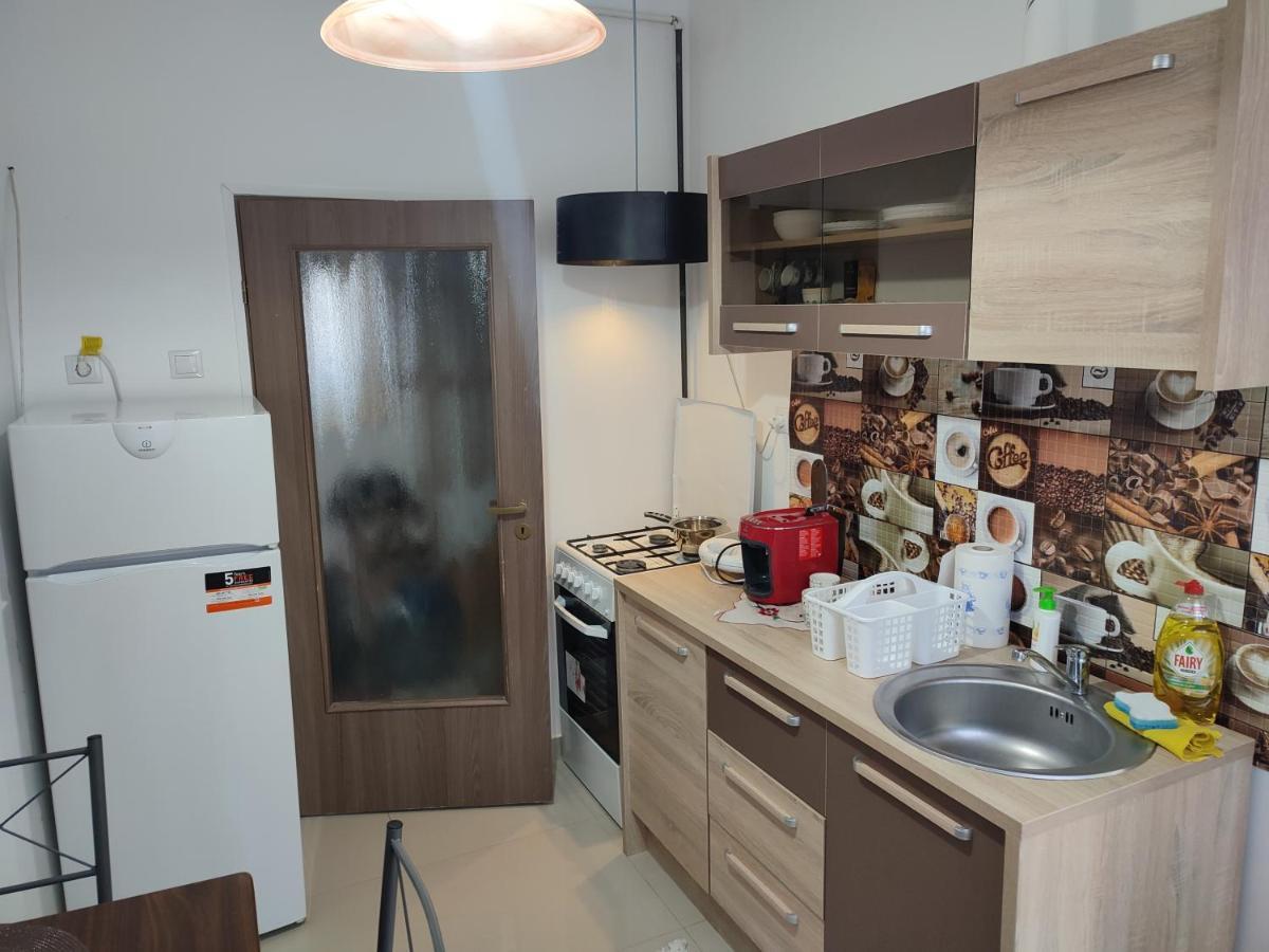 Lovely 1 Bedroom Apartment In City Centre, Sleeps 4 ! Turda Exteriör bild