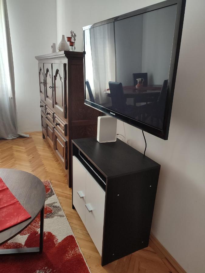 Lovely 1 Bedroom Apartment In City Centre, Sleeps 4 ! Turda Exteriör bild