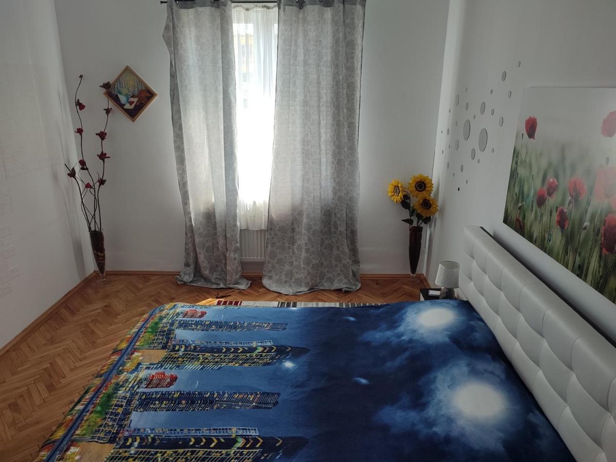Lovely 1 Bedroom Apartment In City Centre, Sleeps 4 ! Turda Exteriör bild