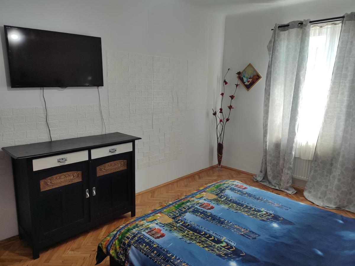 Lovely 1 Bedroom Apartment In City Centre, Sleeps 4 ! Turda Exteriör bild