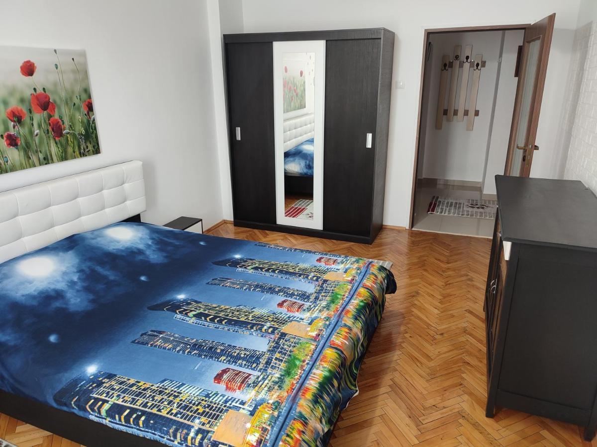 Lovely 1 Bedroom Apartment In City Centre, Sleeps 4 ! Turda Exteriör bild
