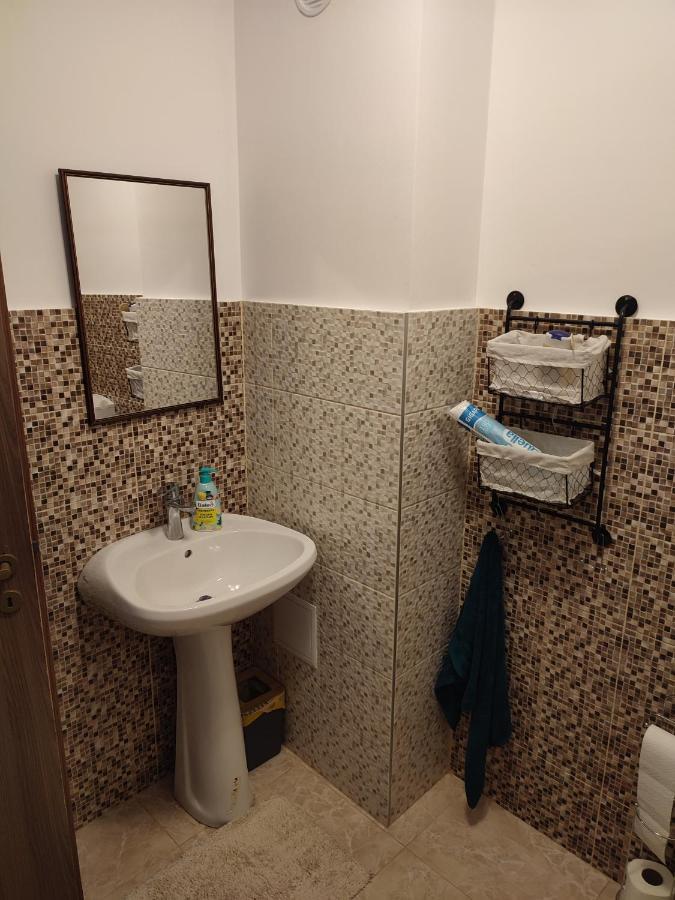 Lovely 1 Bedroom Apartment In City Centre, Sleeps 4 ! Turda Exteriör bild