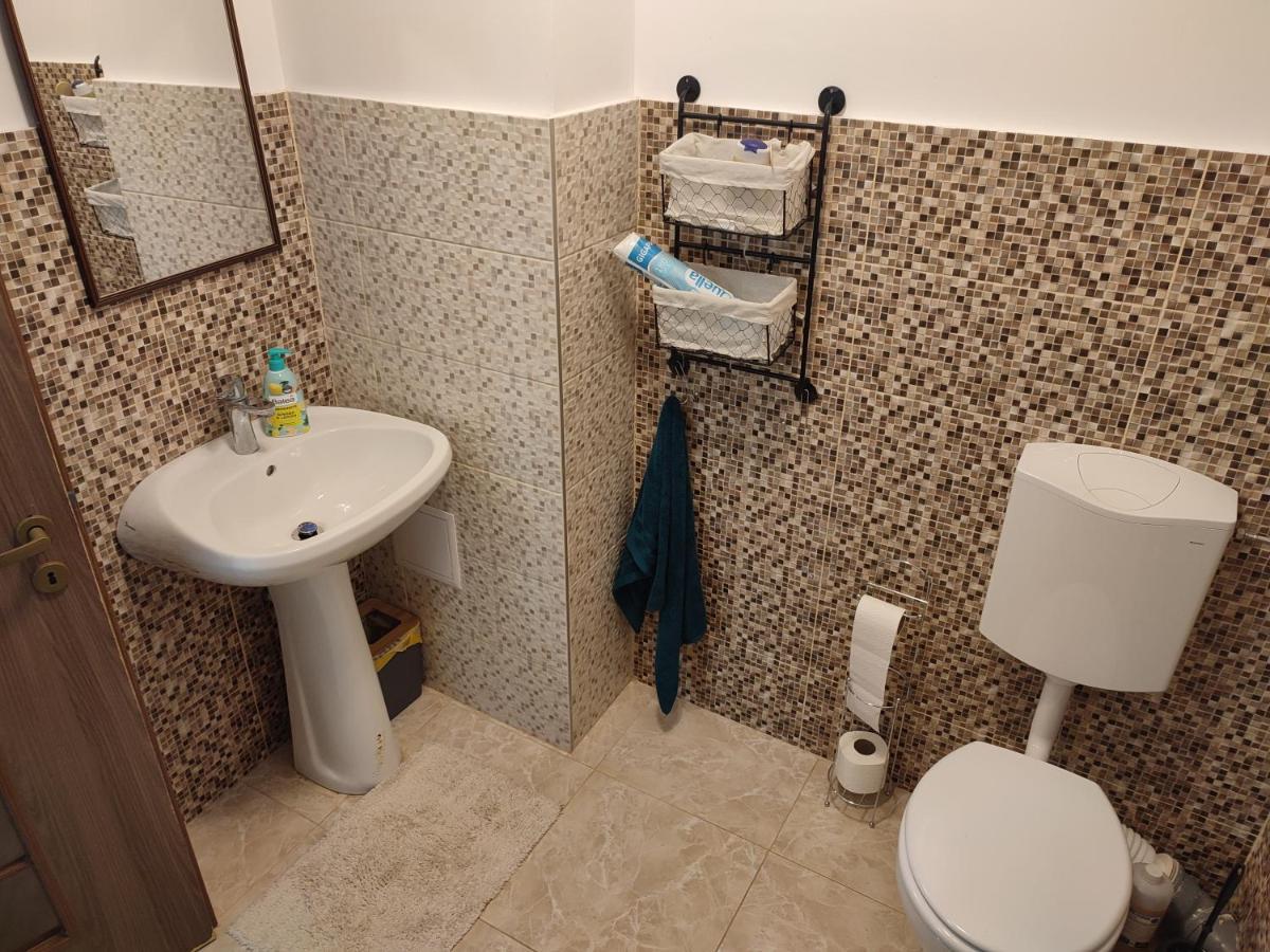 Lovely 1 Bedroom Apartment In City Centre, Sleeps 4 ! Turda Rum bild