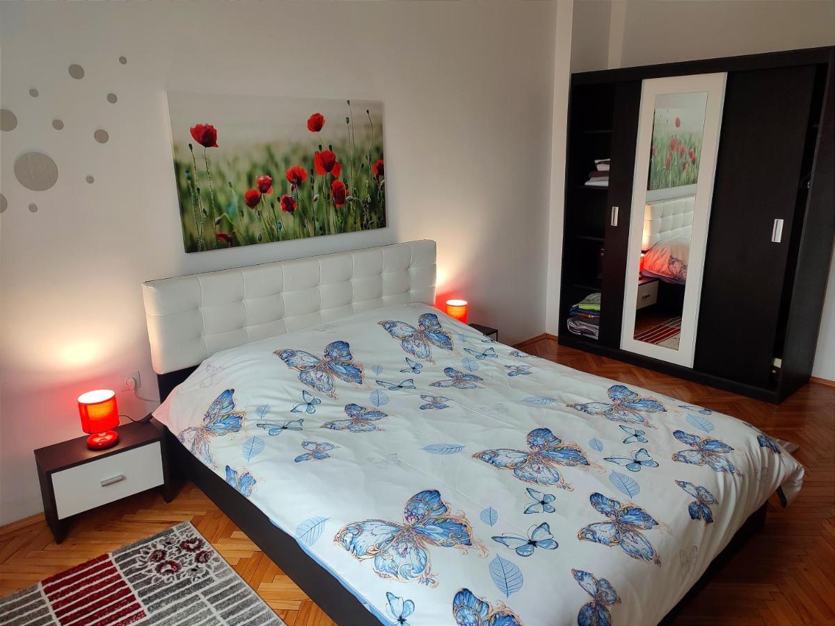 Lovely 1 Bedroom Apartment In City Centre, Sleeps 4 ! Turda Exteriör bild