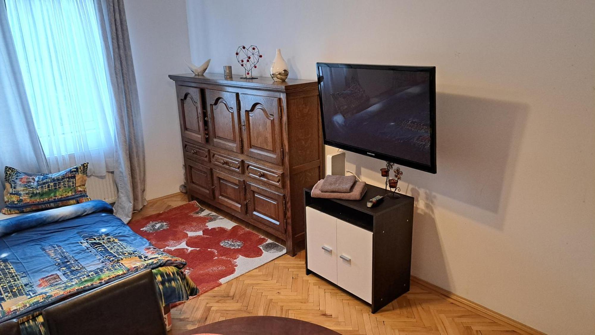 Lovely 1 Bedroom Apartment In City Centre, Sleeps 4 ! Turda Exteriör bild