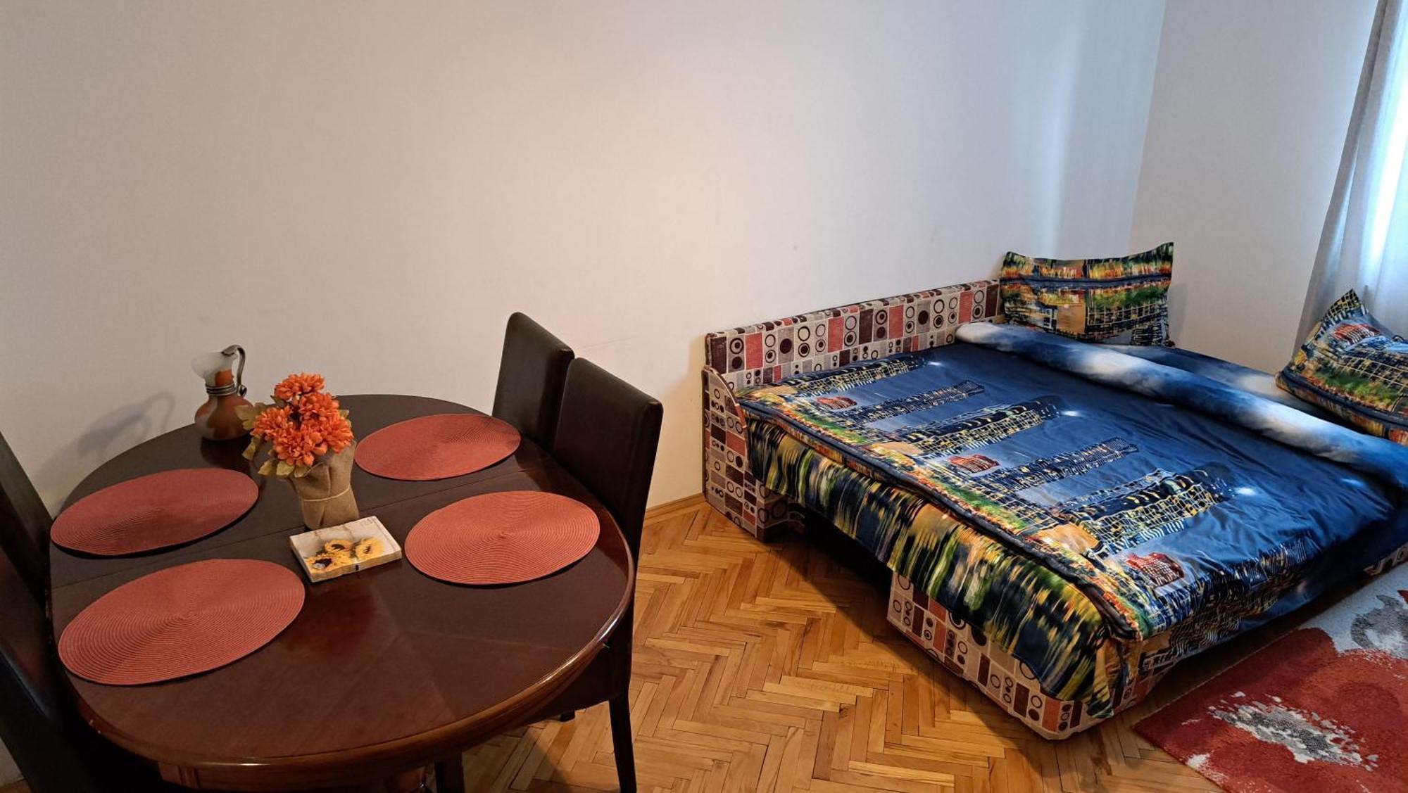 Lovely 1 Bedroom Apartment In City Centre, Sleeps 4 ! Turda Exteriör bild