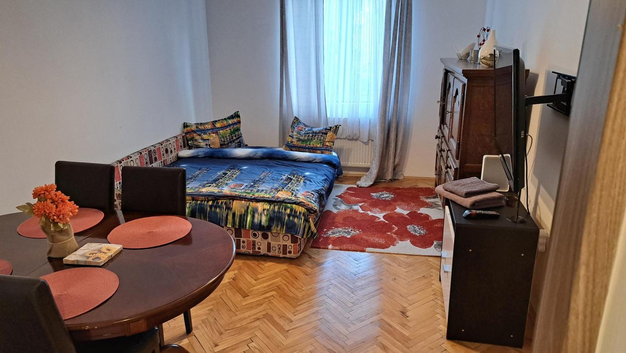 Lovely 1 Bedroom Apartment In City Centre, Sleeps 4 ! Turda Exteriör bild